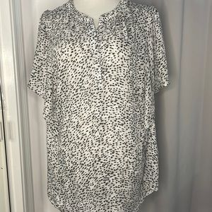 Chaps white woman’s bat wing sleeve blouse w/ hunter green animal print size 1X